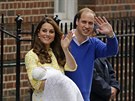 Princ William a vévodkyně Kate ukázali dceru při odchodu z porodnice (Londýn,...