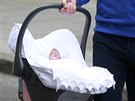 Princ William odnáí z porodnice svou dceru Charlotte (Londýn, 2. kvtna 2015).