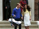 Princ William a vévodkyně Kate si z porodnice odnášejí svou dceru (Londýn, 2....
