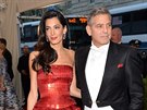 George Clooney a jeho manelka Amal na MET Gala (New York, 4. kvtna 2015)