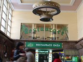 Hosté restaurace Oáza na Smíchově shlíží na shon místního nádraží.