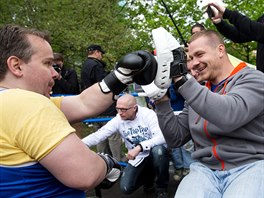 Dret bojovníkm pi exhibici lapy piel i ampion Ondej Pála (vpravo).