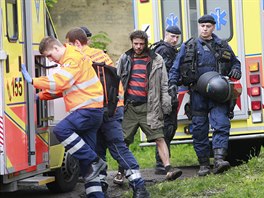 Policisté asi ti hodiny zasahovali v usedlosti Cibulka v praských Koíích....
