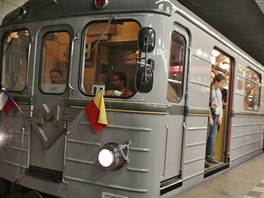 Čelo soupravy nese původní logo metra