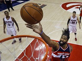 Nene Hilario z Washingtonu dává ko v duelu s Atlantou