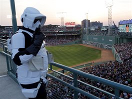 Dalí z mnoha storm trooper na stadionu Fenway Park