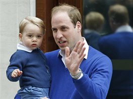 Princ William se do porodnice vrátil se synem, princem Georgem.