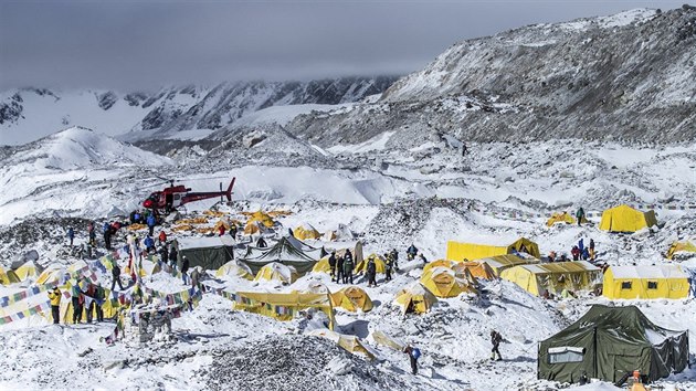 Pohled na zkladn tbor pod Mount Everestem po niivm zamtesen (27. dubna 2015)