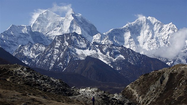Horolezec na cestě od Mount Everestu. V pozadí hora Thamserku. (3. května 2014)