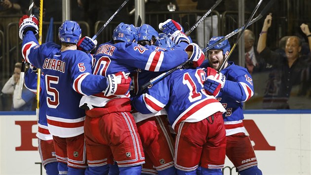 Hokejist NY Rangers oslavuj vhru nad Washingtonem.