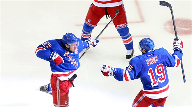 VTZN EUFORIE. Hokejist Rangers Ryan McDonagh (vlevo) a Jesper Fast slav vhru v prodlouen v souboji s Washingtonem.