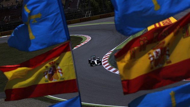 Nico Rosberg si na trati Velk ceny panlska jede pro triumf v kvalifkaci.