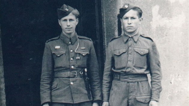 Ivan Benčák (vlevo) bojoval v Rudé armádě, k Československé armádě ho převelili až v červnu 1944.