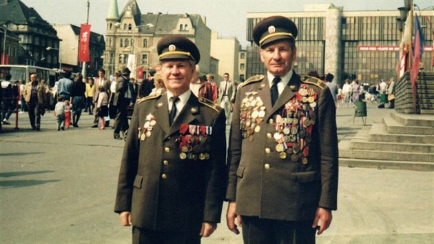 Ivan Benčák (vlevo) 1. května 1988 na ústeckém Mírovém náměstí s dalším veteránem Nikolajem Kubaričem.