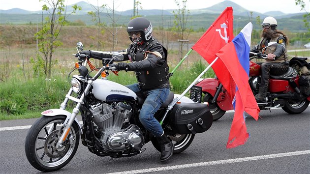 Nedaleko pomnku zaparkovalo tm 50 motorek. Krom ruskch byly i z Moldvie, Nmecka, Slovenska i Bulharska.