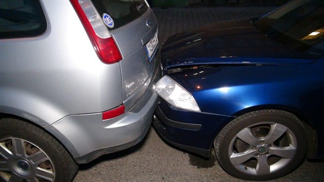 idi Subaru naboural v Bartokov ulici ti zaparkovan auta (4.5.2015)