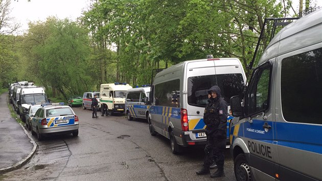 Zsah policist proti neoprvnnmu uvn usedlosti Cibulka v praskch Koch. (6.5.2015)