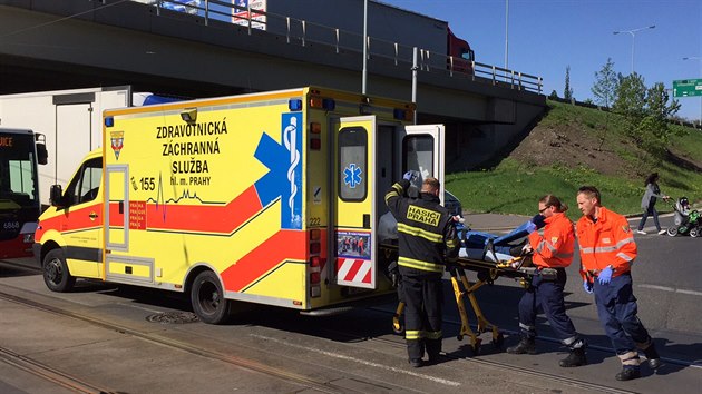 Pi nehod autobusu a osobnho auta v prask Hostivai se zranili ti lid vetn malho dtte (7.5.2015)