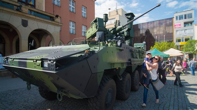 Soudobá vojenská technika vystavená v rámci oslav konce války ve Zlín.