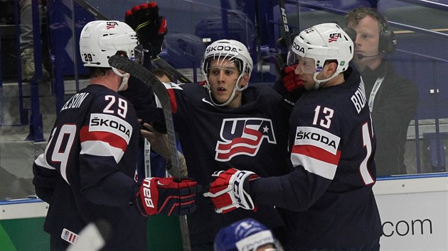 Steve Moses se raduje z prvnho glu, kterm poslal USA do veden. Vlevo - Brock Nelson, vpravo Nick Bonino.