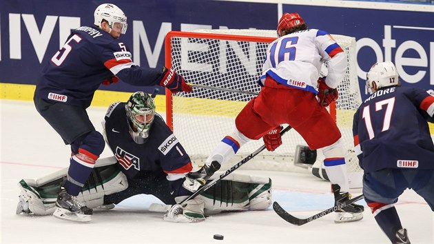 GYMNASTIKA V PRAXI. Americk glman Jack Campbell vyeil skrum ped brankou ukzkovm roztpem. Situaci se mu snail znepjemnit Sergej Plotnikov.