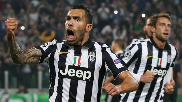 JE TO TAM! Carlos Tévez (vlevo), úto�ník Juventusu Turín, oslavuje sv�j gól z...