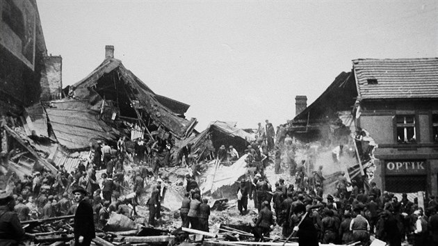 Nlet sovtskch bombardr na Mladou Boleslav 9. 5.1945. Znien domy na nmst Mru krtce po nletu. Na fotografii Boleslavan a nmet vojci hledaj obti.