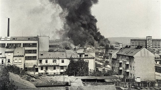 Nálet na Mladou Boleslav 9.5.1945. Do areálu kodovky mnoho pum nedopadlo,...