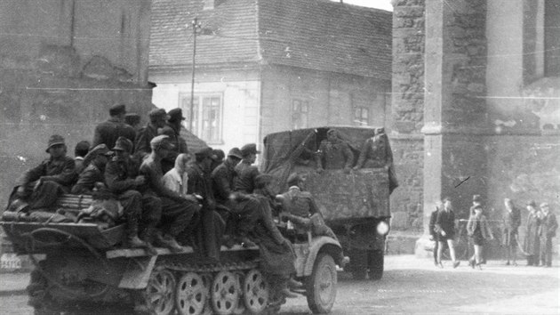 Lehk� polop�sov� transport�r Sd.Kfz. 10 proj�d� kolem kostela nanebevzet� Panny Marie sm�rem na Starom�stsk� n�m�st� (pro lep�� orientaci jsou uv�d�ny sou�asn� m�stopisn� n�zvy).