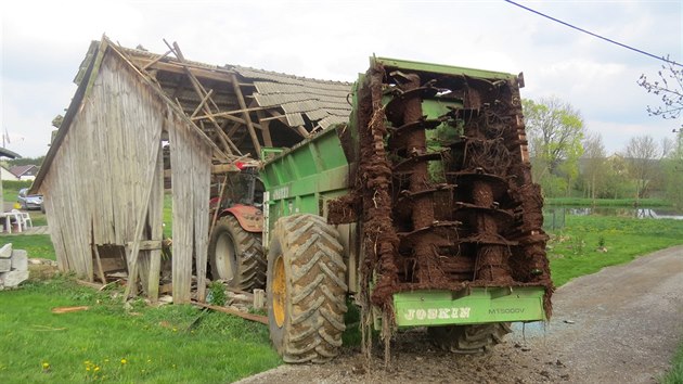 patn zajitn traktor skonil ve stodole.