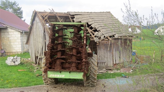 patn zajitn traktor skonil ve stodole.