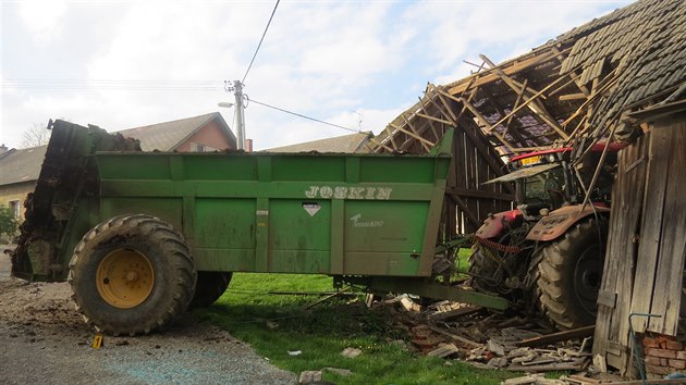 patn zajitn traktor skonil ve stodole.