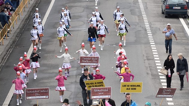 Prvomjov prvod pipomnl 70 let starou tradici, kterou zaloil Tom Baa (1. kvtna 2015).