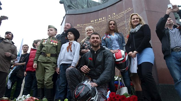 lenov ruskho motorkskho klubu Non vlci dorazili do Vdn k pomnku na Schwarzenberskm nmst (2. kvtna 2015).