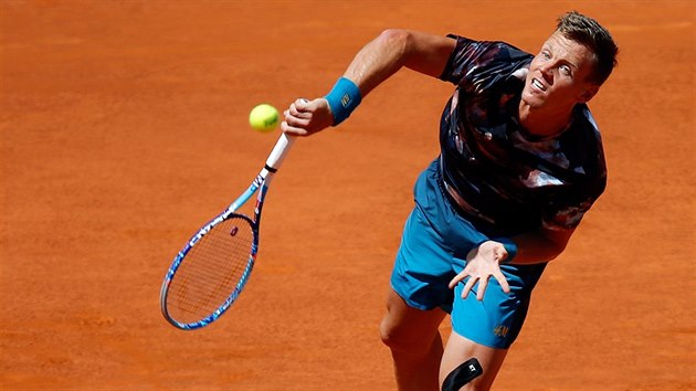 Tom Berdych servruje v semifinle madridskho turnaje proti Rafaelu Nadalovi.