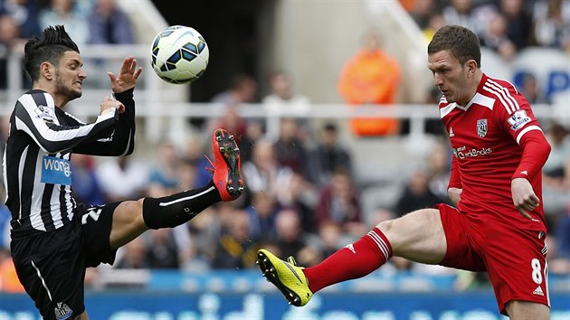 Remy Cabella z Newcastlu (vlevo) v souboji o m s Craigem Gardnerem z West Bromwiche Albion.