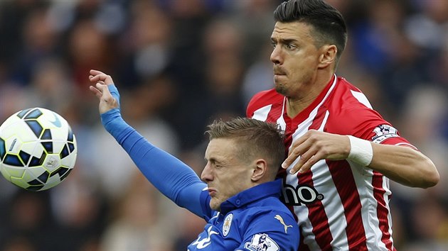 Jamie Vardy z Leicesteru City (vlevo) a Jose Fonte ze Southamptonu.