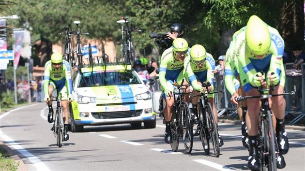 Jezdci stje Tinkoff-Saxo pi tmov asovce na letonm Giru.