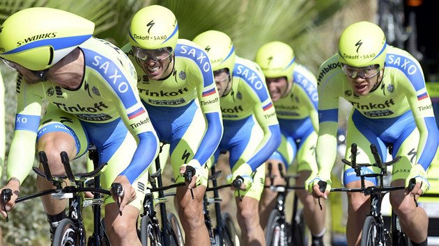 Jezdci stje Tinkoff-Saxo pi vodn asovce tm na Giru.