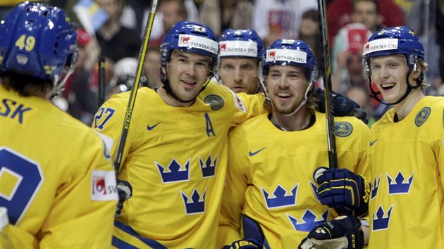 Švédští hokejisté oslavují trefu Eliase Lindholma (druhý zprava).
