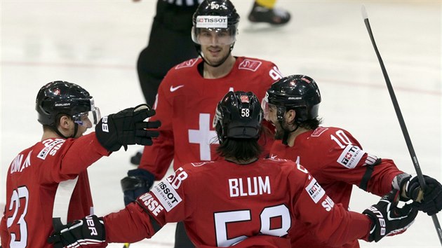 vcarsk hokejista Simon Bodenmann (vlevo) se se svmi spoluhri raduje z glu.