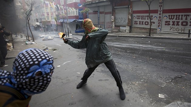 Demonstranti hzej v istanbulsk tvrti Okmeydani po policistech Molotovv koktejl (1. kvtna 2015).