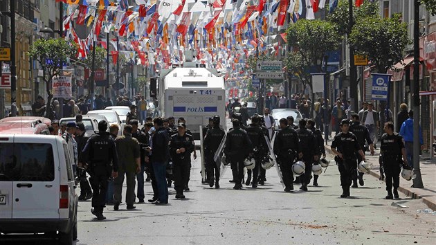 Tureck policie nasadila proti nkolika stovkm demonstrant v Istanbulu slzn plyn a vodn dla pot, co na ni dav protestujcch zaal hzet kameny a Molotovovy koktejly (1. kvten 2015).