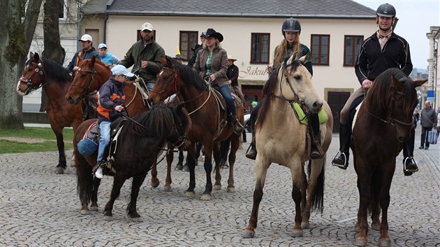 Skupina jezdc na konch z Lankrounska.