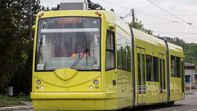Jedna z posledních jízd v Ostravě. Brzy už tramvaj s hybridním pohonem zamíří do amerického Seattlu. (6. května 2015)