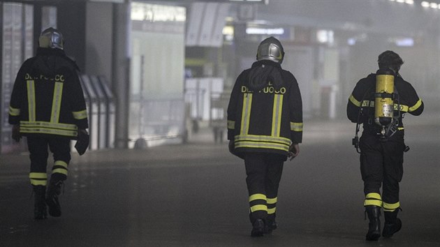 Hasii prochzej terminlem mskho mezinrodnho letit Fiumicino. Kolem plnoci tu vypukl por a cel letit bylo doasn uzaveno. (7. 5. 2015)