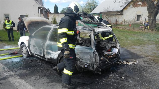 Hasii likviduj por auta u Balkovy Lhoty na Tborsku.