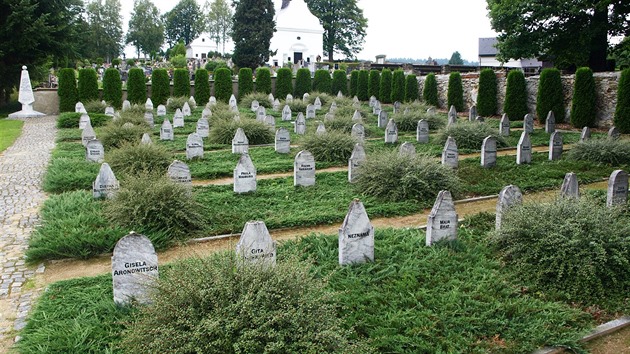 Hrob 94 obětí pochodu smrti ve Volarech.