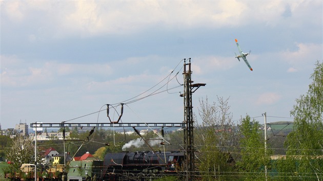 Pilatus P2 nalétává na vlak u Koterova, 2. května 2015.