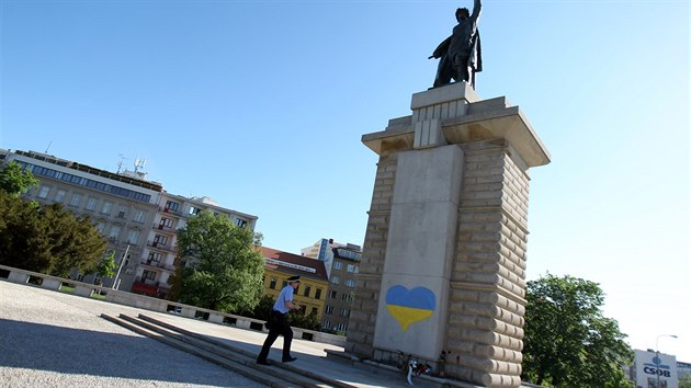 Posprejovaný podstavec sochy rudoarmějce na Moravském náměstí v Brně. (7. 5. 2015)